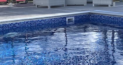Exclusive lakeside accommodation with pool, jacuzzi & large living areas