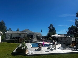 Pool - Exclusive lakeside accommodation with pool, jacuzzi & large living areas (Jönköpings län)