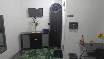 Habitación doble Confort, 1 cama matrimonial | Escritorio, espacio para trabajar con laptop y wifi gratis