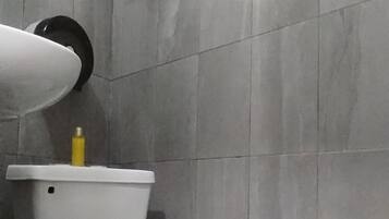 Habitación doble Confort, 1 cama matrimonial | Baño | Regadera, toallas, jabón, shampoo