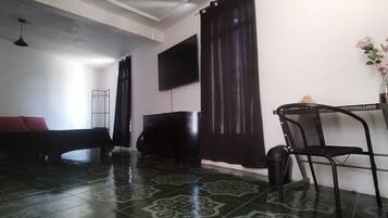 Habitación cuádruple Confort, 2 camas matrimoniales | Escritorio, espacio para trabajar con laptop y wifi gratis