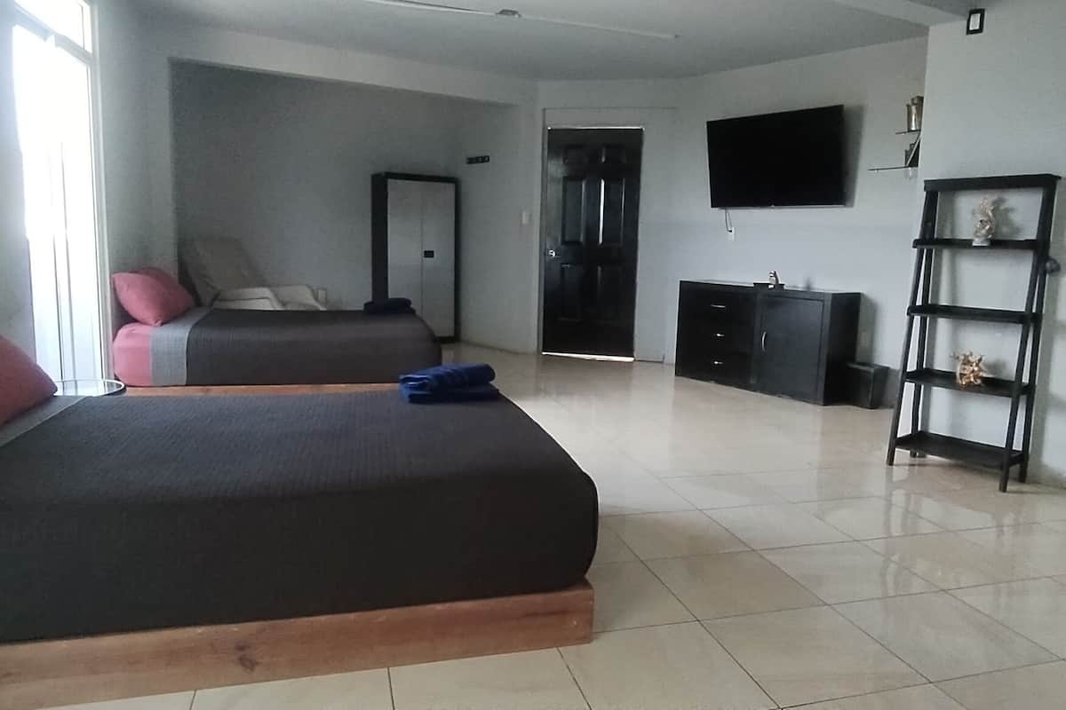 Quarto quádruplo família | 1 quarto, escrivaninha, espaço de trabalho para notebook