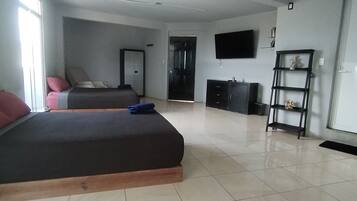 Habitación cuádruple familiar | Escritorio, espacio para trabajar con laptop y wifi gratis