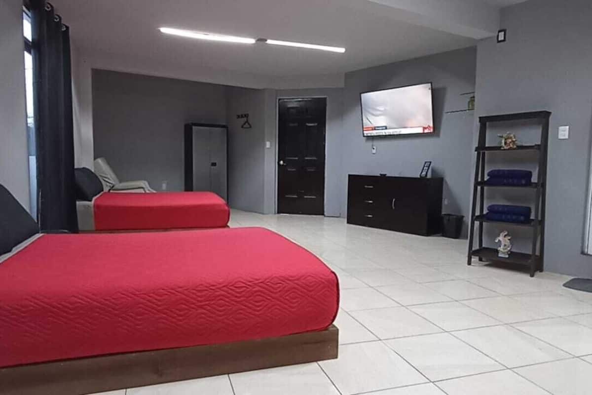 Quarto quádruplo família | Escrivaninha, espaço de trabalho para notebook, Wi-Fi de cortesia