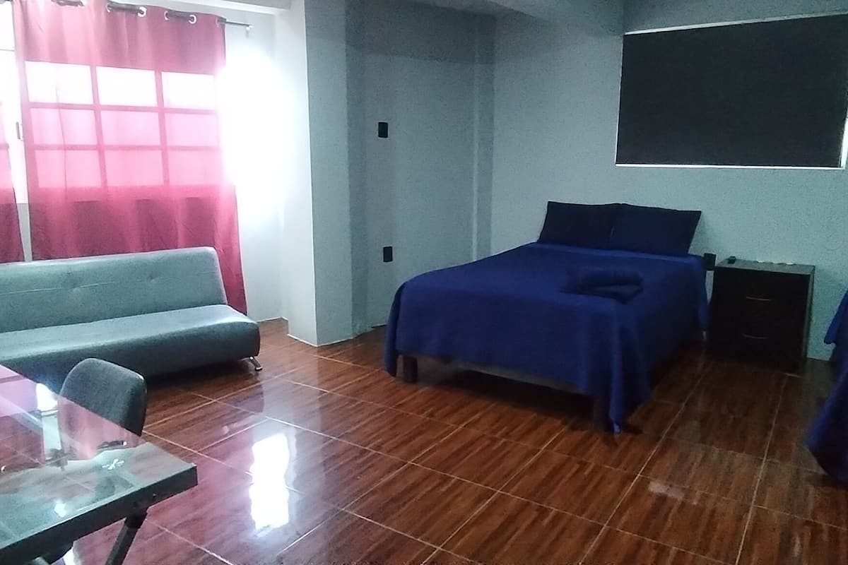 Escritorio, espacio para trabajar con laptop y wifi gratis