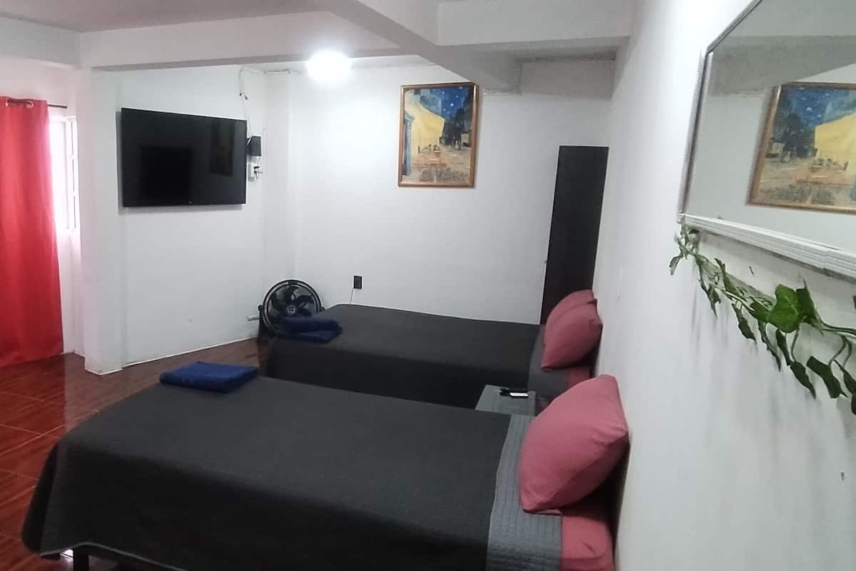 Quarto econômico | 1 quarto, escrivaninha, espaço de trabalho para notebook