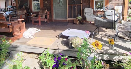 Coeur d'Alene Lake cabin! Hot tub, fire place. Ski, hunt, fish & family fun!