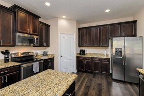 Kühlschrank, Mikrowelle, Ofen, Herdplatte