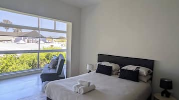 1 habitación, escritorio, tabla de planchar con plancha y wifi