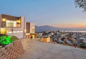 Property grounds - 5000sf Luxury 5BR, Hot Tub, Panoramic Views, Games, Fire Pit (Spring Valley)