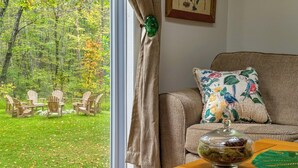 Smart TV, video games, DVD player, books - The Vibrary Inn, a Fantasy Minnewaska Escape. Minutes from Hikes and Waterfalls. (Kerhonkson)