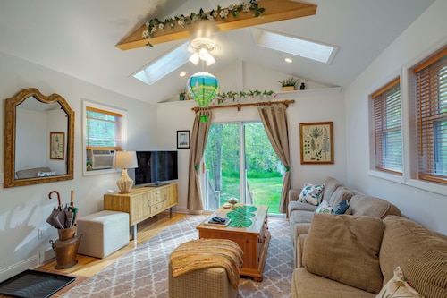 The Vibrary Inn, a Fantasy Minnewaska Escape. Minutes from Hikes and Waterfalls.