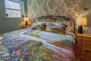 3 soverom, skrivebord, strykejern/-brett og reiseseng for barn