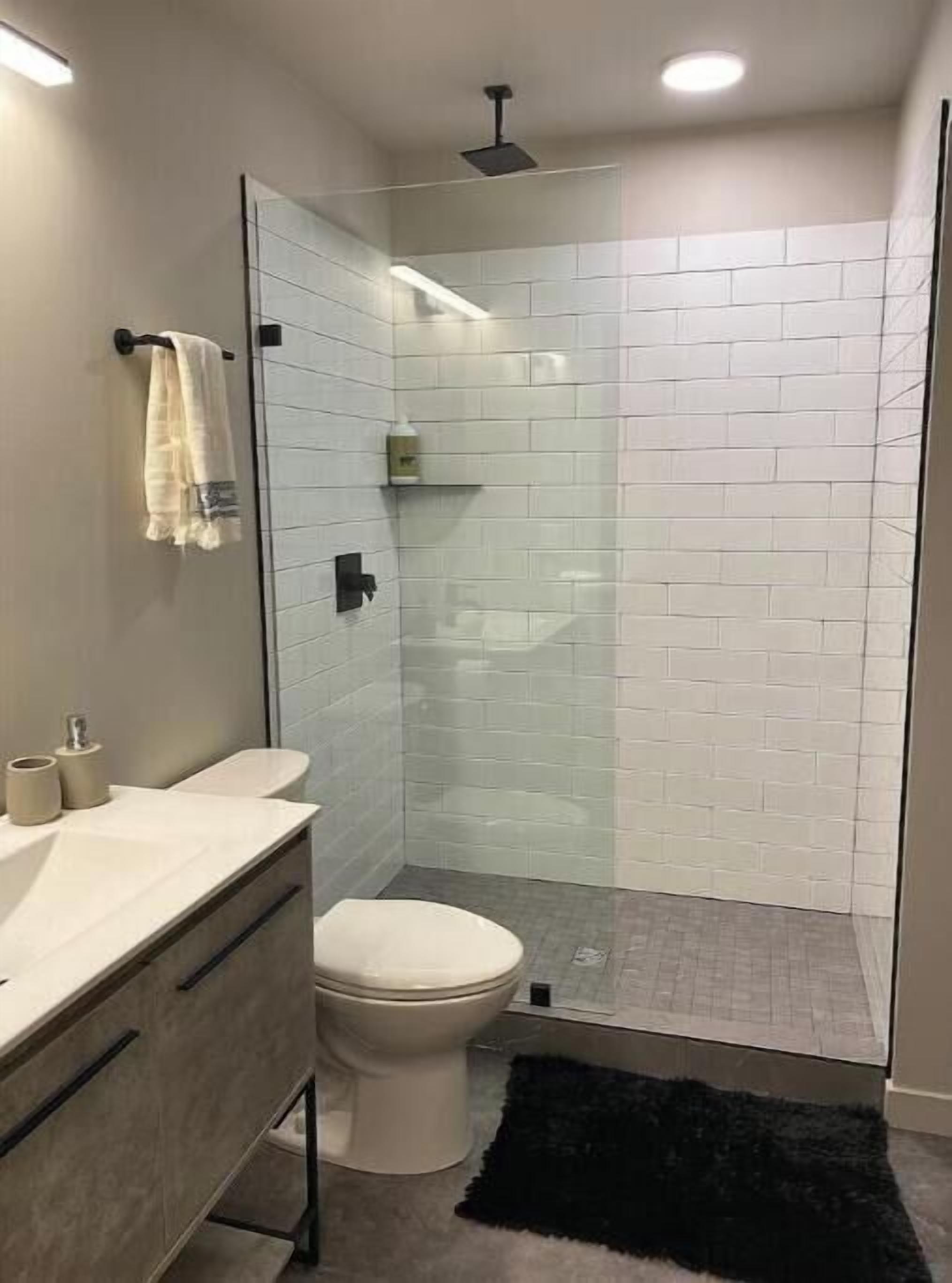 Hårtørrer, håndklæder, Sæbe, Toiletpapir