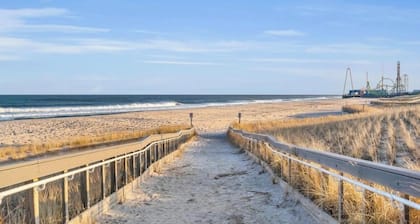 Charming cottage in Seaside Heights, 3 houses from beach, parking, beach badges