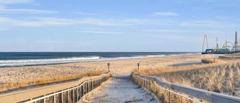 Playa en los alrededores, camastros y toallas de playa