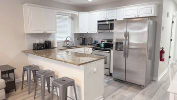 冰箱、微波炉、烤箱、炉灶