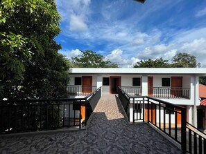 Vista frontal de la propiedad