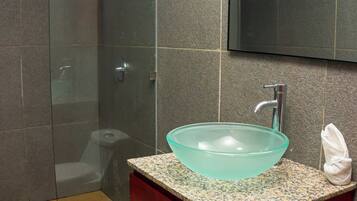 Deluxe Double Room, City View | Bathroom