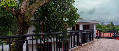 Vista frontal de la propiedad