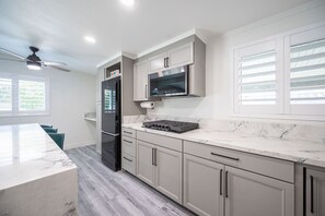 Geladeira, micro-ondas, cooktop, lava-louças