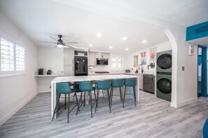 Geladeira, micro-ondas, cooktop, lava-louças