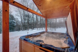 Banyera d'hidromassatge a l'aire lliure