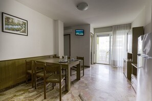 Appartement, 2 chambres, balcon | Salle à manger