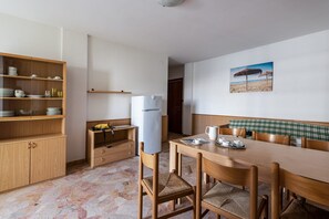 Apartment, 2 Schlafzimmer, Balkon | Esszimmer