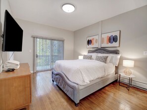 2 bedrooms, desk, iron/ironing board, WiFi