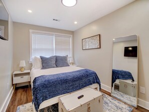 1 dormitorio, escritorio, tabla de planchar con plancha y wifi