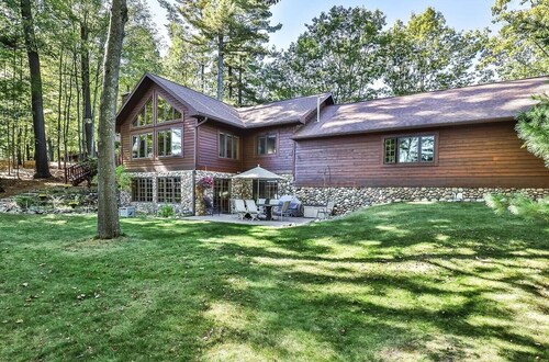 Eagle Bay Getaway. On Minocqua Chain of Lakes 4bed 3bath with optional pontoon.