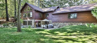 Eagle Bay Getaway. On Minocqua Chain of Lakes 4bed 3bath with optional pontoon.
