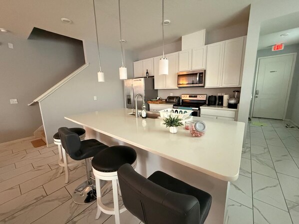 Køleskab, mikrobølgeovn, ovn, kogeplade