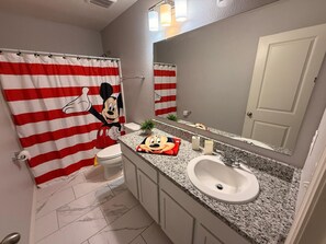 Dusj, hårføner, håndklær og såpe