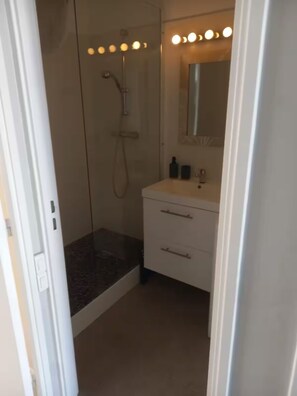 Shower, hair dryer, towels, soap - Apartment 4 pers, beach, hyper center, parking, wifi (Arcachon)