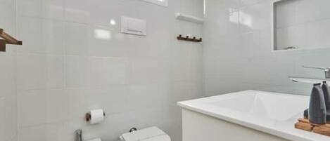 Douche, serviettes fournies, savon, papier toilette