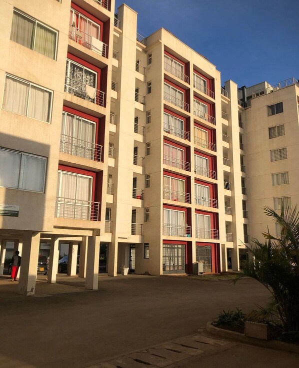 Exterior - Charming 1-bedroom apartment in beautiful Nairobi with WIFI, along Ngong Road. (Nairobi)