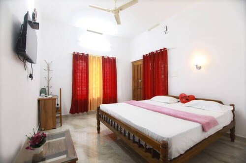 Thekkady Homes Deluxe Room 1