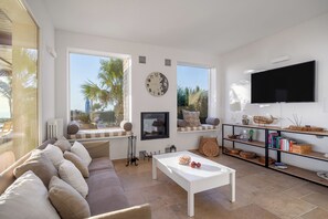 Smart TV, fireplace, table football, ping pong