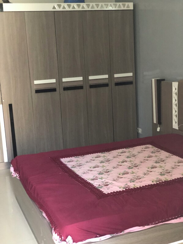 3 bedrooms, iron/ironing board, bed sheets