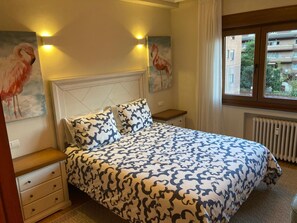 1 dormitorio, tabla de planchar con plancha, wifi y ropa de cama