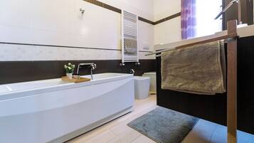 Dusche, Whirlpool, Haartrockner, Bidet