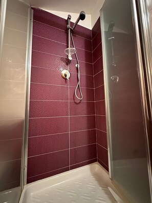 Shower, jetted tub, hair dryer, bidet - [Historic Center, steps from Rome] Cozy Apartment with Suite (Monterotondo)