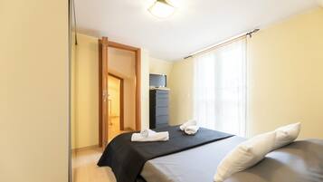 1 Schlafzimmer, Zimmersafe, Schreibtisch, Bügeleisen/Bügelbrett