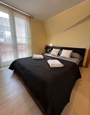 1 habitación, caja de seguridad en la habitación y escritorio 