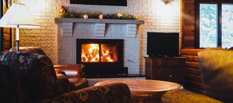 Quaint 2-bedroom Pan Abode Cedar Log cabin on FENCE LAKE in Lac du Flambeau.