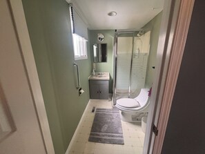 Douche, sèche-cheveux, serviettes fournies, papier toilette