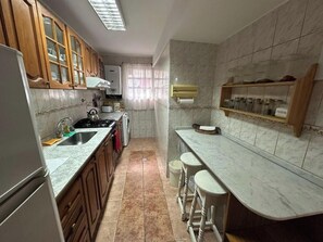 Jääkaappi, mikroaaltouuni, uuni, leivänpaahdin