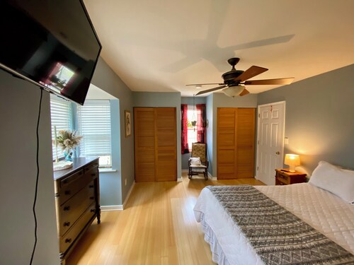 Charming 3-bedroom townhome with WiFi, back deck and fire pit.  Minutes from UVA